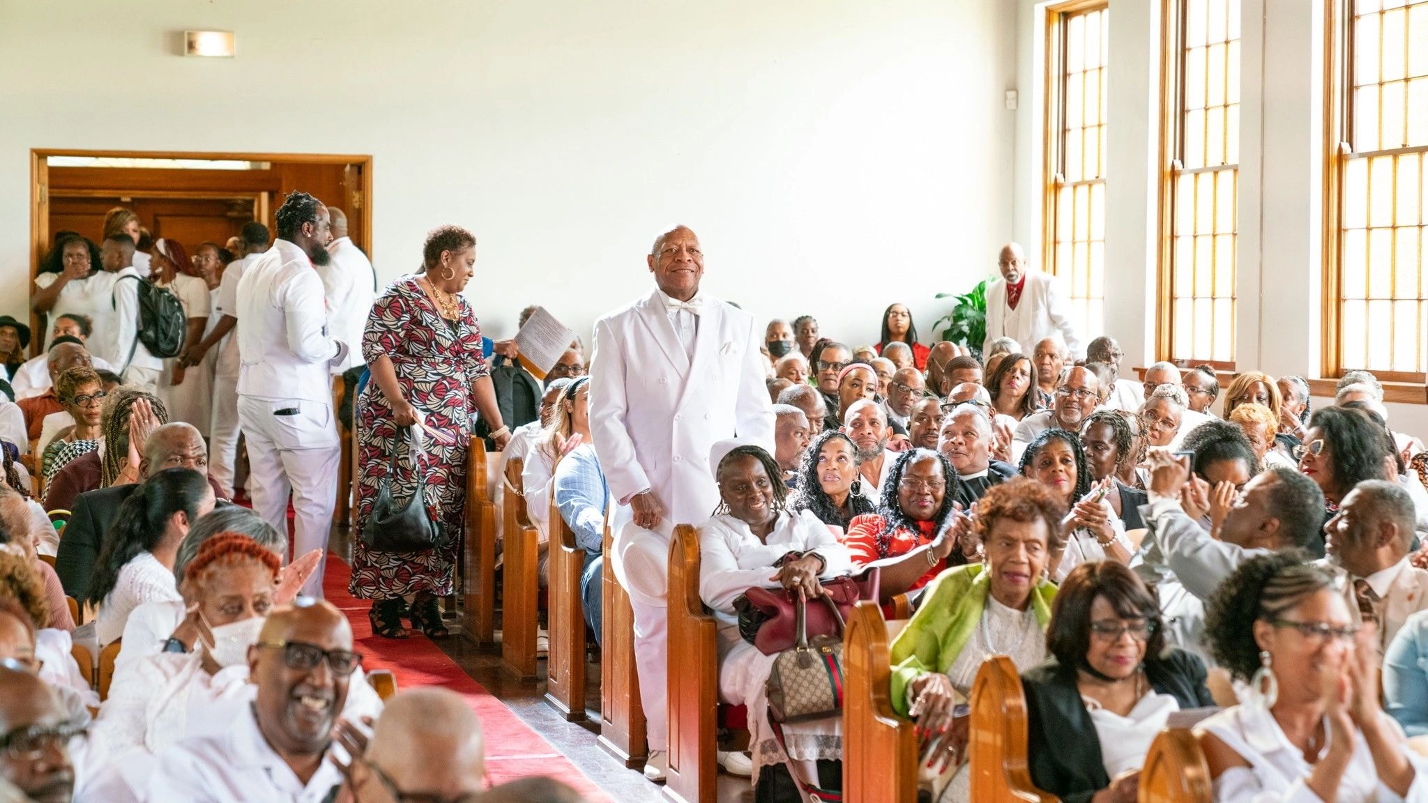 Raised hands, open hearts — Sunday worship in full swing